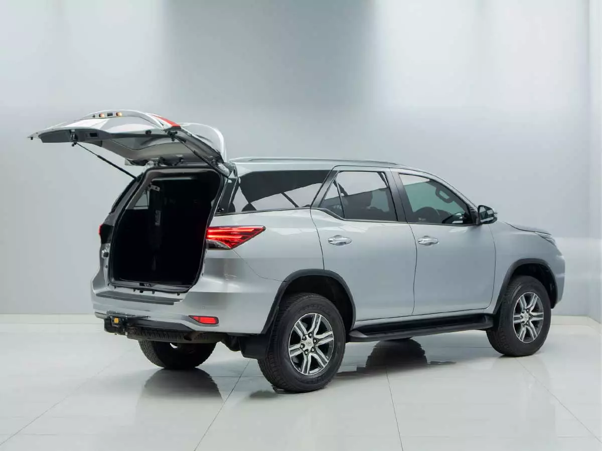 Vehicle Image for 6/18for Toyota Fortuner 2.4GD-6 Auto