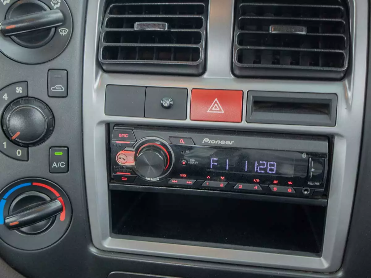 Vehicle Image for 19/24for Hyundai H-100 Bakkie 2.6D Deck (Aircon)