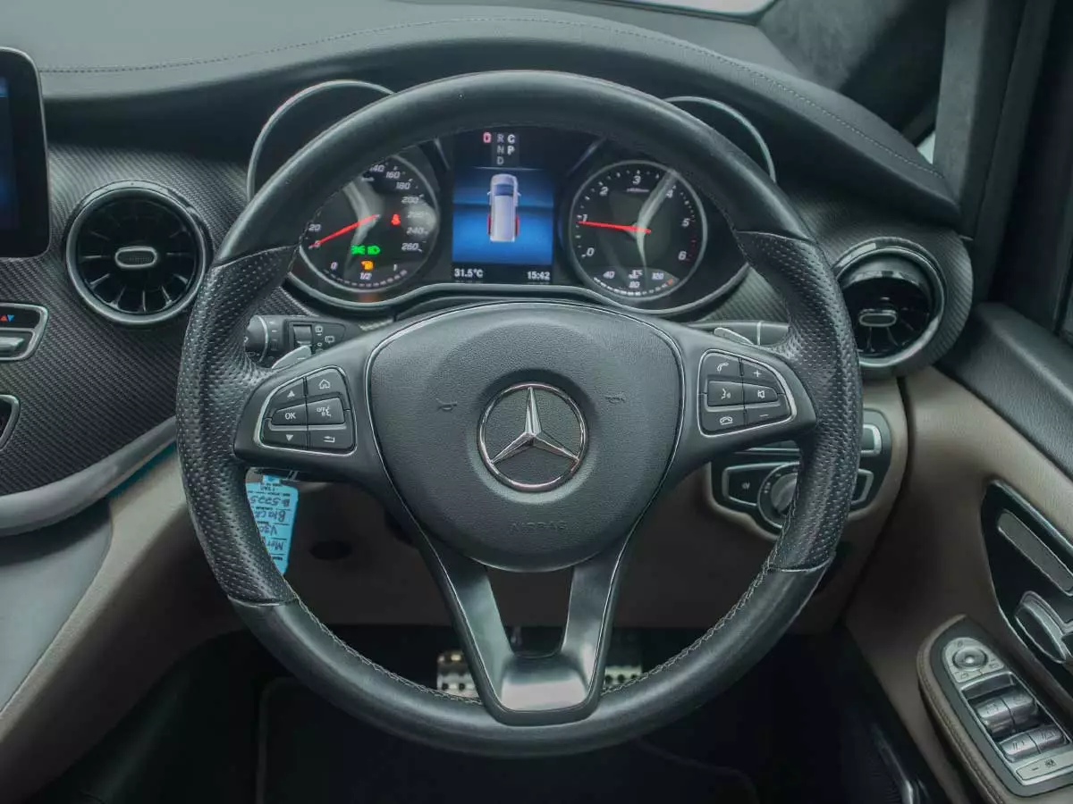 Vehicle Image for 15/26for Mercedes-Benz V-Class V300d Exclusive AMG Line