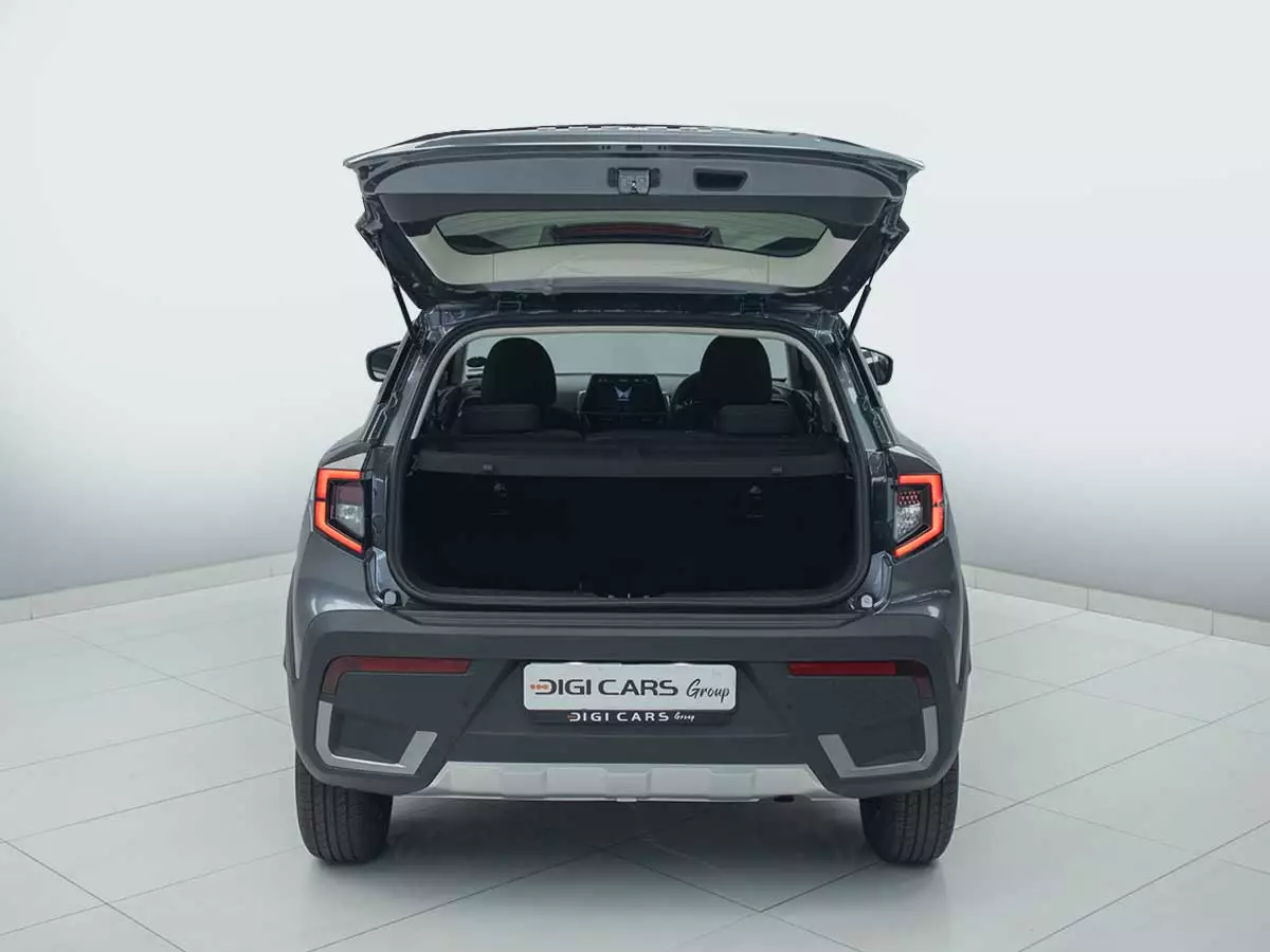 Vehicle Image for 13/23 for Mahindra XUV 3XO 1.2T MX2 Manual